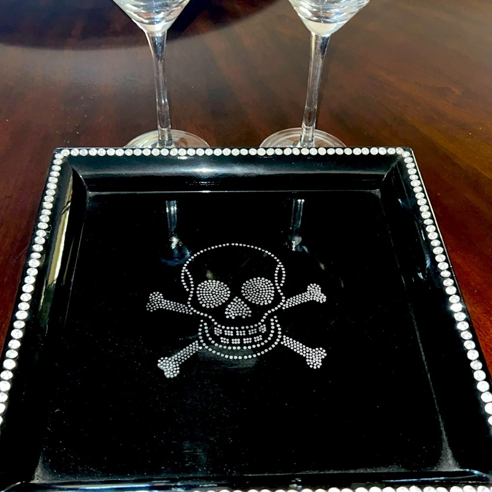 Z GALLERIE  SKULL TRAY AND 2 MARTINI GLASSES 🥂🎀🖤